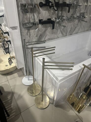 мойка шкаф для кухни: Ağ rəngli keramika Çanaq və iki geniş siyirməli ağ qapalı şkafı olan — 9