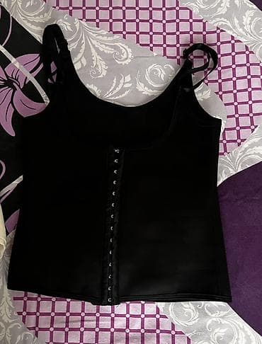 geyim desti: - Ağ-qara kombinə edilmiş köynək: Üst hissəsi qara büstiyer forması — 2