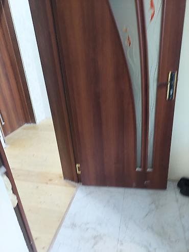 otağ qapısı: 3 ədədi 250 azn. Daxili otaq qapısı – dekorativ şüşə insertli.Aboy — 3