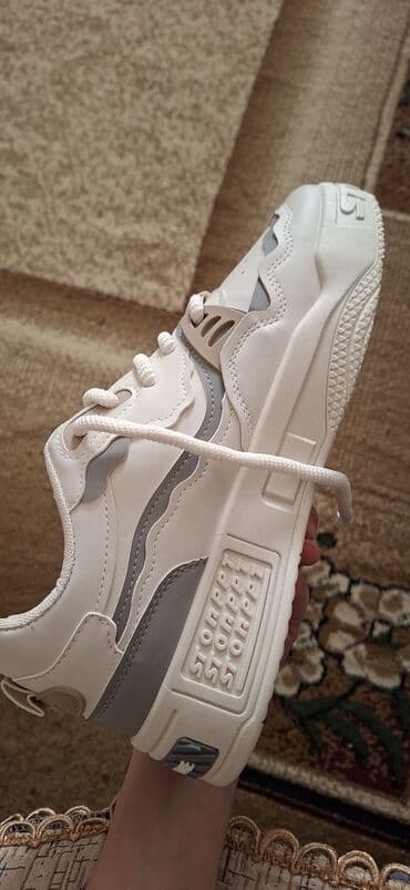 Səndəl və şəp-şüplər: Ağ/krem rəng palitrasında uniseks idman ayaqqabısı. - Üst hissə — 7