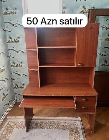 balaca stol: Kompyuter/iş masası – rəng: qızılı qoz. Üst hissədə çoxsaylı açıq rəf — 2