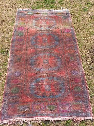 Əl toxuması xalça - Naxış: Mərkəzdə üç böyük səkkizguşəli gölbənd — 2