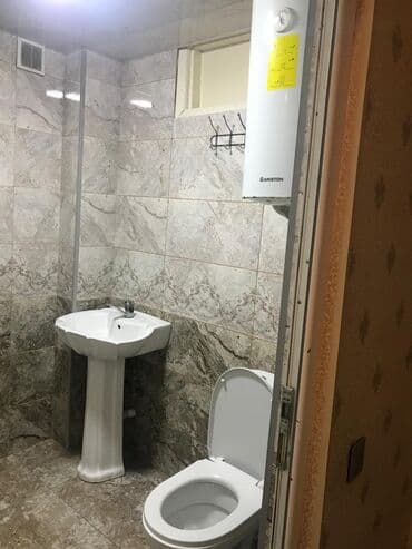 Kirayə üçün mənzildə otaq 3 - Otaq: divarlı kağızla işlənmiş, xalça