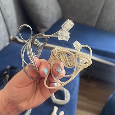 simsiz internet modemleri: İnternet və telefon bağlantısı üçün müxtəlif kabel dəsti. Tərkib: - — 3