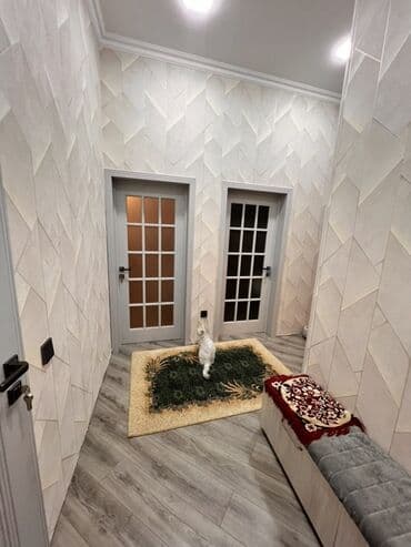 memar ecemi kiraye: 4 otag - Zal: Geniş və işıqlı otaq, kristal lüstrlü asma tavan — 2