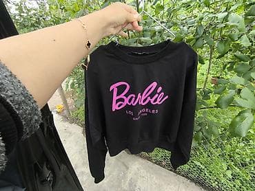 geyim mağazası: Qara rəngli Barbie sweatshirt - Dizayn: Ön hissədə çəhrayı “Barbie” — 1