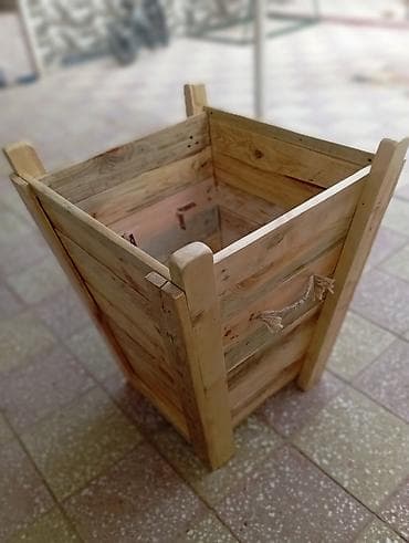 Ağacdan hazırlanmış dekorativ bitki qabı / bardaq tipli planter. -