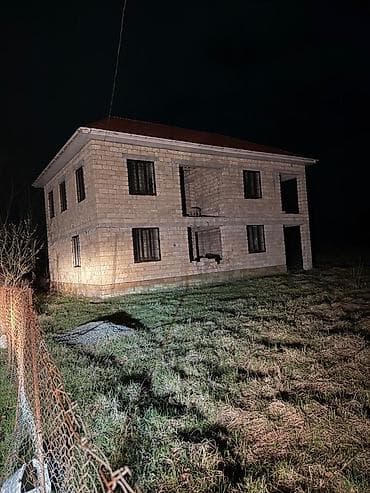 xırdalan evleri: İki mərtəbəli daş ev Qeyd: Şəkillərdə gecə çəkilişi göstərilib; — 2