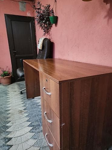 rasladuşka satışı: Ofis/iş masası – ağac dekorlu, sağ tərəfdə çekmecəli model Stol mağaza — 2