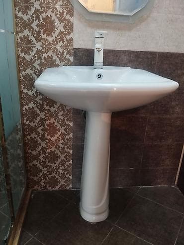 divarda yolka: Ağ rəngli keramikaya malik, pilyastr (ayaqlı) lavabo. - Klassik sütun — 1