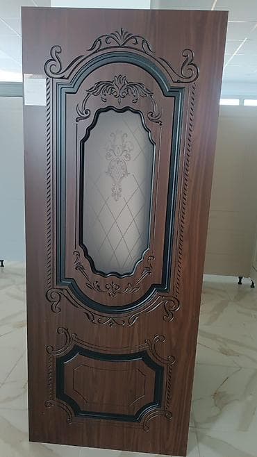 Klassik dizaynlı daxili qapılar – dekorativ oyma və şüşə insertli