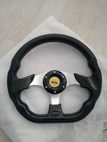 Avtomobil üçün idman sükanı - Dizayn: 3-şüalı, mərkəzdə sarı loqolu