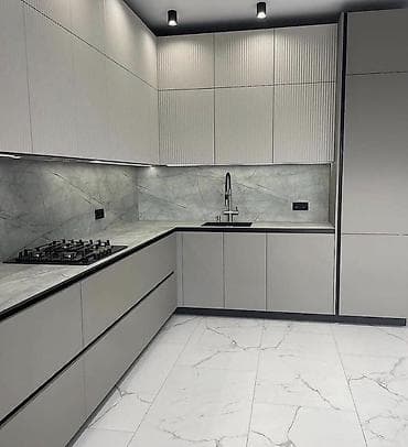 saloglu masalar: Müasir dizaynlı künc mətbəx mebeli – mat boz tonlarda, xətlərlə — 3