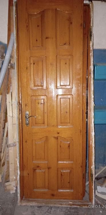 2 el qapilar: Taxta qapı - Material: tam ağac (şam/çam görünüşlü), təbii taxta — 1