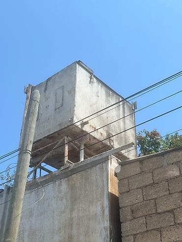 cen bak: Demir su çəni və metal dayaqlardan ibarət komplekt - Material — 2