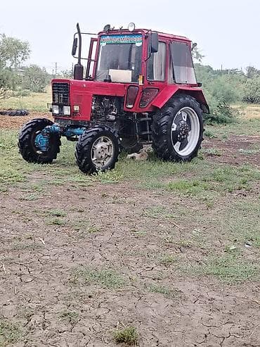 traktr satşı: Qırmızı rəngli tək kabinəli kənd təsərrüfatı traktoru. Texniki — 2