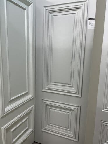 taxta evlər: Ağ rəngdə, klassik üslubda qapı. Panelləri olan dizaynı ilə diqqəti — 1