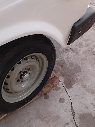 bmw x1 sdrive20d efficientdynamics: VAZ 2107, ağ rəngli, sedan kuzov. Xüsusiyyətlər: - Kuzov: 4 qapılı — 4