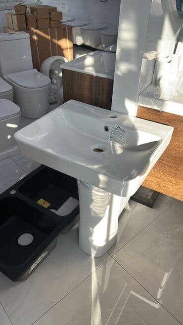 мойка шкаф для кухни: Ağ rəngli keramika Çanaq və iki geniş siyirməli ağ qapalı şkafı olan — 23