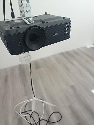 Acer proyektor + tavan montajı - Marka/model: Acer (qara korpus, ön