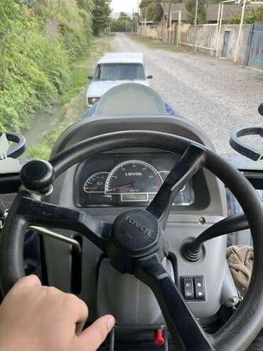traktor isi elanlari: LOVOL markalı mavi rəngli traktor. Traktor rahat sürücü kabinəsi və — 4