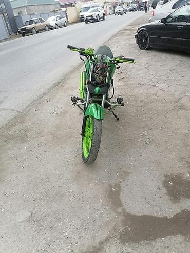 mopet elektrik: Yaşıl-qara rəng sxemində tüninq edilmiş yol motosikleti — 6