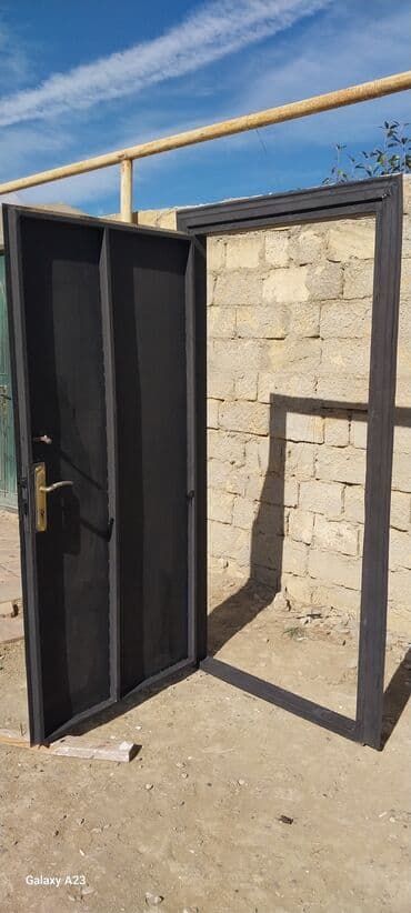 Furnitura və aksessuarlar: Dəmir qapı satılır.eni 0.98sm hündürü 2.08 sm dir.Çürüyü pası — 2