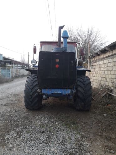 Ağır sahə işləri üçün güclü təkərli traktor və arxadan qoşulan kotan