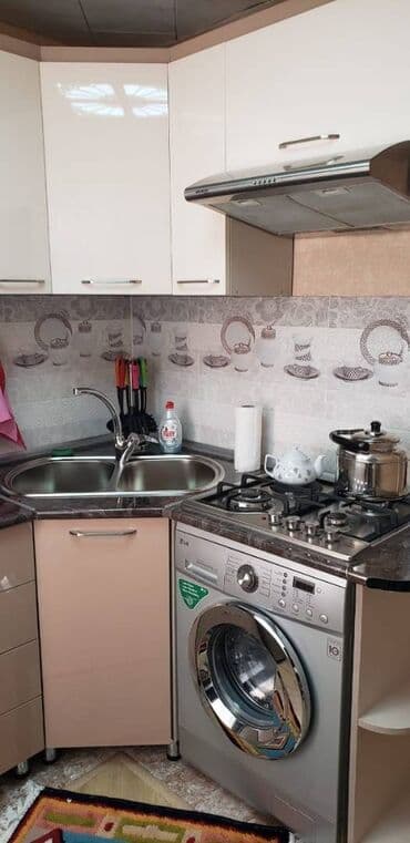 naximovda satilan evler: Sumqayıt şəhəri,5 ci mikrorayonda Dörd Qardaş restoranı yaxınlığında 5 — 7