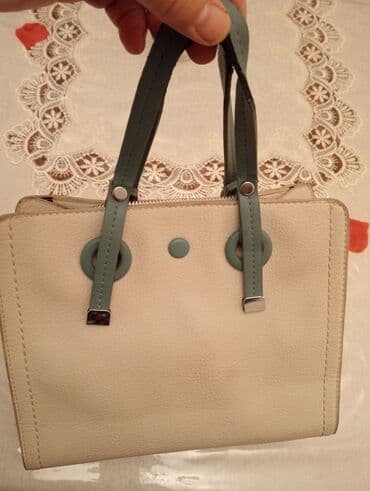Qadın əl çantası - Rəng: krem/bej gövdə, açıq yaşıl tutacaqlar və