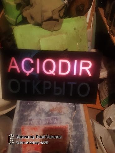 led slim: Qara fonda olan LED "Açıqdır" lövhəsi. Yuxarı hissədə çəhrayı işıqla — 2