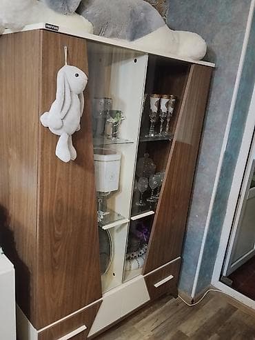 Qonaq otağı üçün vitrin/dolab - Material: ağ və qoz rəng kombinasiya