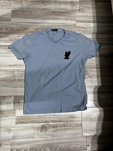 Futbolkalar: T-shirt – açıq boz rəng, qısaqol, dairəvi yaxa. Sol sinə hissəsində — 1