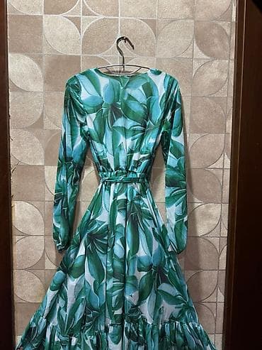 İki fərqli qadın paltarı 1) Parlaq çəhrayı, uzunboğaz, plissé — 2