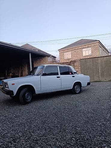 vaz 2107 abirsofka: VAZ 2107, ağ rəng, sedan gövdə. Klassik dizaynlı, 4 qapılı, arxa — 2