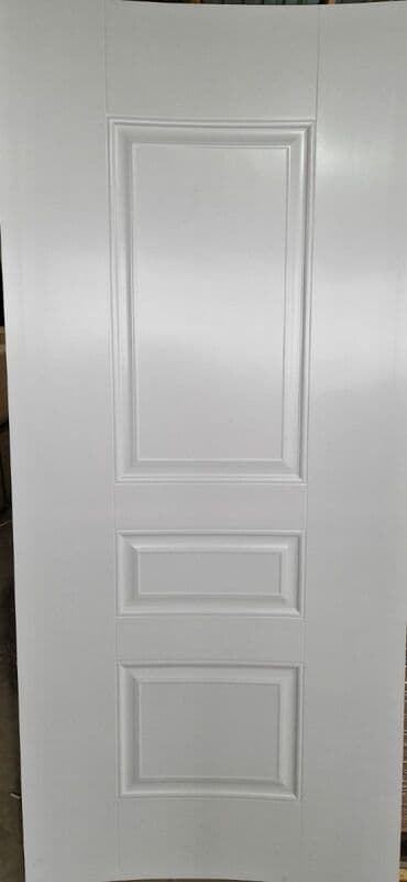 Ağ rəngli interyer qapısı – klassik panelli dizayn - Üç bölməli