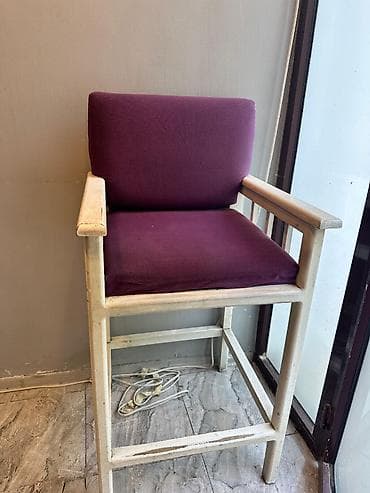 Taxta hündür oturacaq (bar/kafe stulu) satılır. Möhkəm və keyfiyyətli