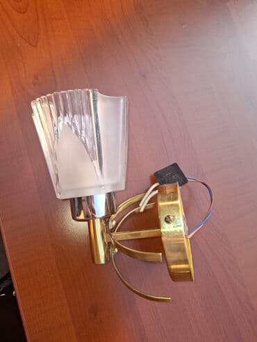 divar sticker: Şüşə kölgəli, şirli metal əsaslı, dekorativ qızılı detallı bir divar — 4