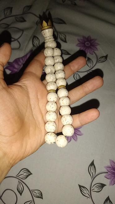 Ağ rəngli təsbeh - Material: Təbii daş effekti olan, xırda ləkəli — 1