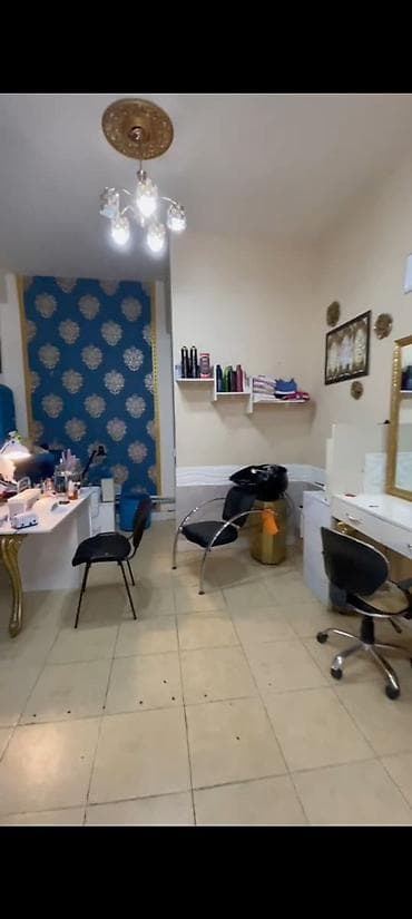 Gözəllik/saç salonu üçün tam təchizatlı iş guşələri - 2 iş masası və — 4