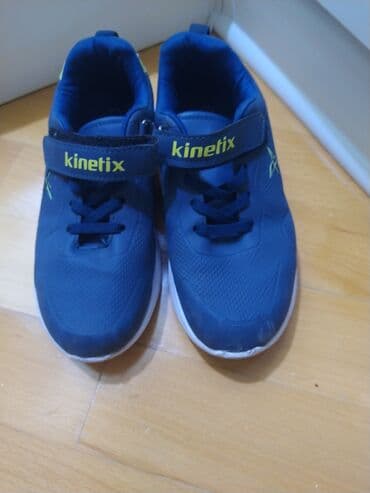 uşaq şəp şəpləri: Cizgi filmi robot personajının təsviri ilə bəzədilmiş qara rəngli uşaq — 3