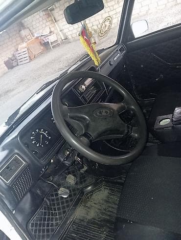 saipa saina 2021: Lada Riva (VAZ 2107) sedan - Kuzov: ağ rəng, klassik “yeddi” dizaynı — 6