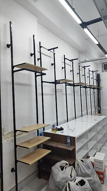 Rəf vitrinləri: Mağaza üçün divar tipli metal asma və rəf sistemi - Material: Qara — 2