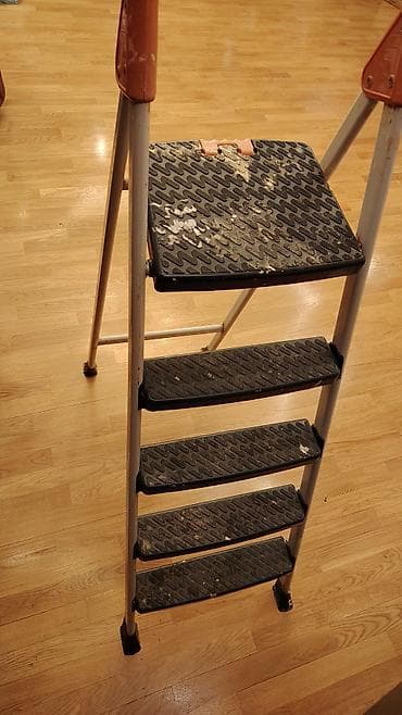 nərdivan: Beşpilləli qatlanan nərdivan - Material: möhkəm metal karkas, yuxarı — 2