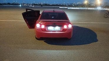 panel vurmaq: Chevrolet Cruze sedan – qırmızı rəng, 4 qapılı, ön ötürücülü. Gecə — 5