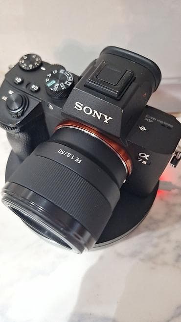 Sony Alpha a7 III rəqəmsal güzgüsüz fotoaparat + Sony FE 50mm f/1.8