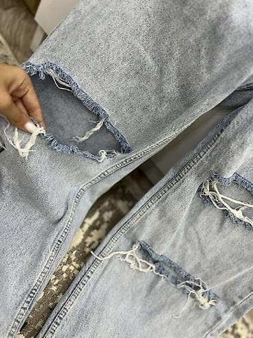 Cinslər: Məhsul: Açıq mavi, yuyulmuş effektli, “ripped” detallı düz kəsim cins — 4