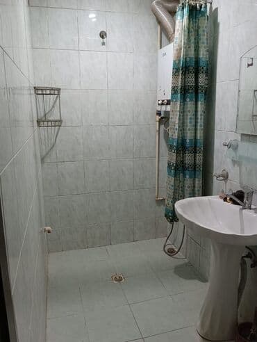 kiraye evler qaracuxur: Mənzilin təsviri: - İşıqlı otaq: Divar kağızlı, tavan rozetkası və — 3