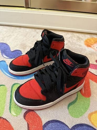 Bayram kostyumları: 270 alinib 1-2 defe geyinilib 29.5 razmer.Nike Air Jordan 1 Mid (uşaq — 1