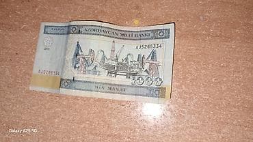 Kolleksionerlər üçün 2001-ci ilə aid köhnə 1000 manatlıq əskinas — 1